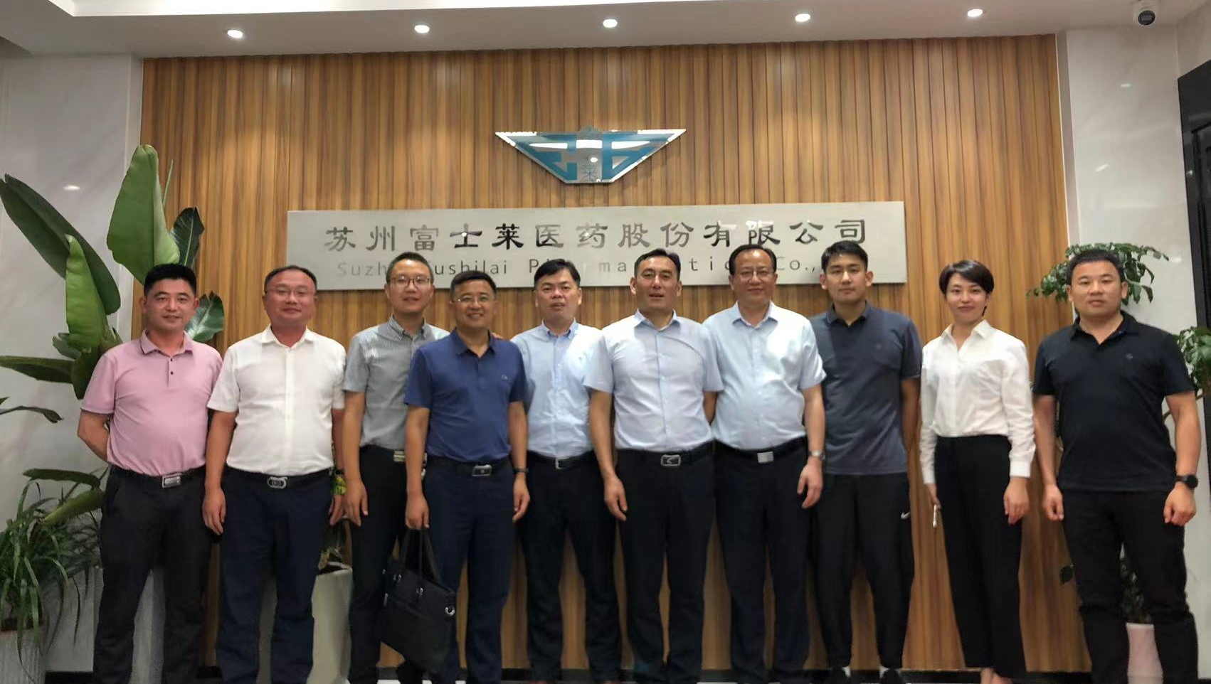 枣庄市峄城区委书记张熙滨率队考察调研爱游戏app官网医药